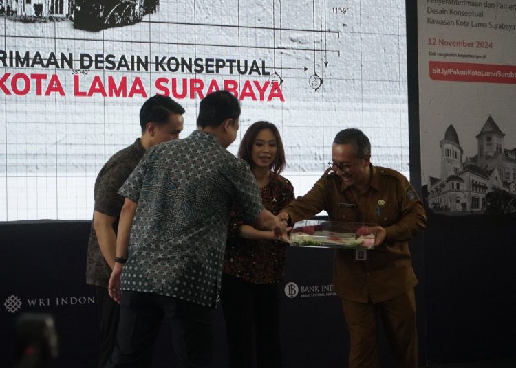 Penyerahan desain pengembangan kawasan Kota Lama dari Konsorsium II Program Kota Masa Depan UK Partnering for Accelerated Climate Transition di De Javasche Bank kepada Pemkot Surabaya.