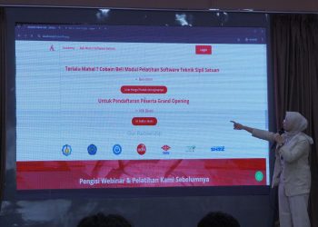 Chief Production PT Askari Nusantara Group Arwindah Aribah Cahyani memperlihatkan tampilan platform AkademiSipil dalam kegiatan grand launching.