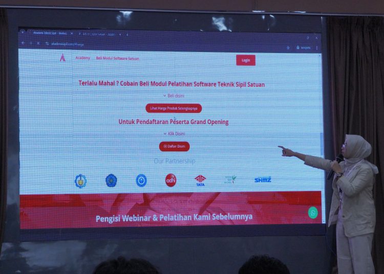 Chief Production PT Askari Nusantara Group Arwindah Aribah Cahyani memperlihatkan tampilan platform AkademiSipil dalam kegiatan grand launching.