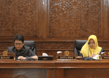 Pj Bupati Bojonegoro Adriyanto dan Wakil Ketua III DPRD Bojonegoro Mitro’atin dalam rapat paripurna di DPRD Bojonegoro.