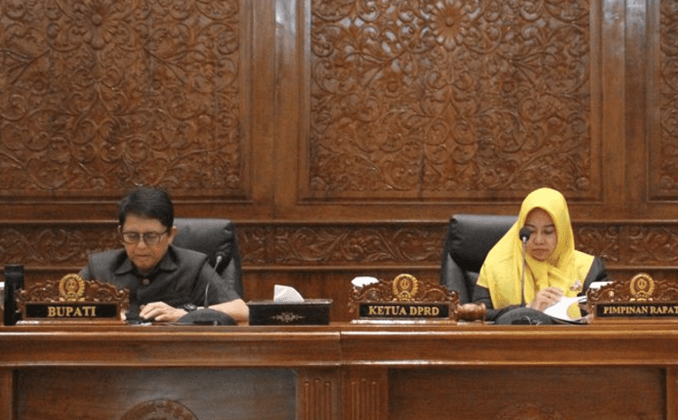 Pj Bupati Bojonegoro Adriyanto dan Wakil Ketua III DPRD Bojonegoro Mitro’atin dalam rapat paripurna di DPRD Bojonegoro.