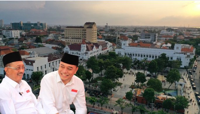 Foto ilustrasi, Wali Kota Surabaya Eri Cahyadi dan Wakil Wali Kota Surabaya Armuji dengan background Kota Lama Surabaya.