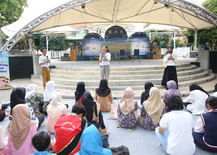 Pembekalan bagi para remaja dan orang tua di Taman Prestasi, Ketabang oleh Forum Anak Surabaya.