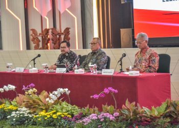 Deputi Kepala Perwakilan BI Jawa Timur, Bandoe Widiarto,  Direktur IT dan Digital Bank Jatim, Zulhelfi Abidin dan Sekda Surabaya Ikhsan dalam HLM ETPD di ruang Bromo lantai 5, kantor Bank Jatim.
