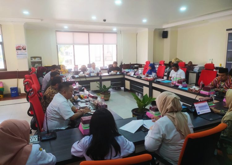Rapat dengar pendapat di Komisi D DPRD Surabaya yang menghadirkan BPJS Kesehatan dan membahas tentang fasilitas kesehatan.