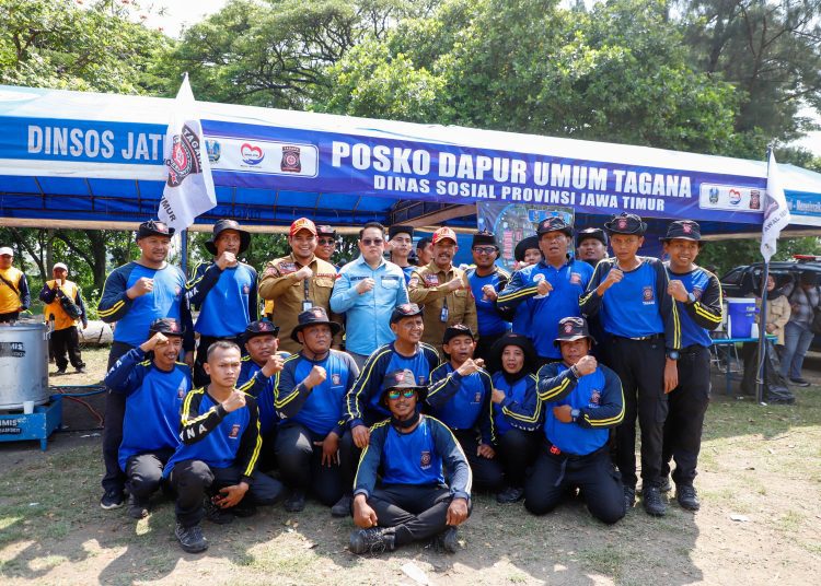 Foto bersama di sela apel kesiapsiagaan menghadapi dampak bencana banjir tahun 2024/2025 di Bendung Gerak Waruturi Desa Gampeng, Kecamatan Gampengrejo, Kabupaten Kediri.