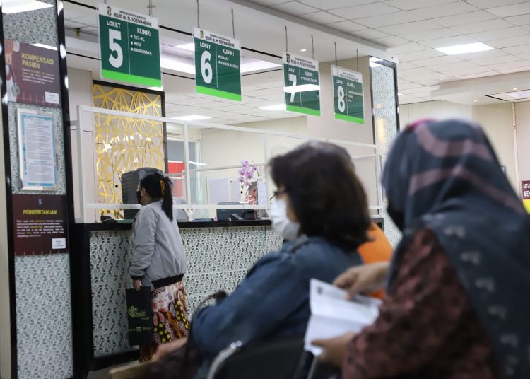Loket pelayanan di RSUD dr Soewandhie. Untuk mempermudah warga mendapatkan layanan kesehatan, sistem pendaftaran juga bisa dilaksanakan secara online.
