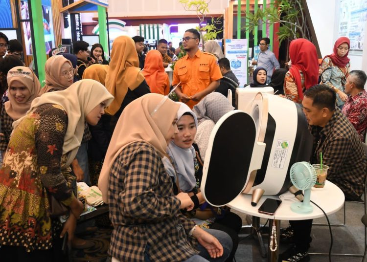 Pemkab Bojonegoro memberikan pelayanan kesehatan secara gratis dengan mengandalkan berbagai alat dan metode canggih pada pameran pelayanan publik di Grand City Mall, Surabaya.