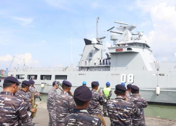 Penyambutan kedatangan kapal perang milik Tentera Laut Diraja Brunei di Dermaga Mirah Tanjung Perak Surabaya.