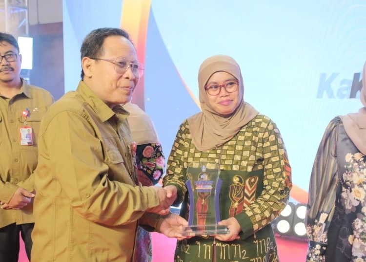 Kabag Organisasi Sekretariat Daerah Bojonegoro, Dian Rokhmawati Ikhtiyorini menerima penghargaan atas prestasi
Pemkab Bojonegoro meraih juara 2 stand terinovatif kategori kabupaten/kota dalam pameran Pelayanan Publik Jawa Timur 2024.