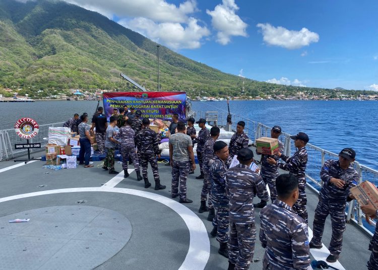 KRI Ahmad Yani-351 saat sandar di perairan Larantuka di Flores Timur dalam rangka membantu penanggulangan bencana akibat erupsi Gunung Lewotobi.
