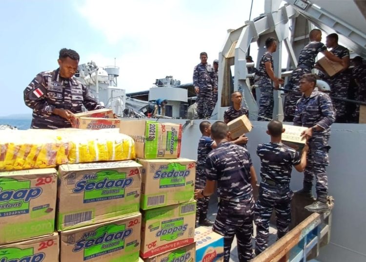 Debarkasi muatan bantuan kemanusiaan dilanjutkan dengan penyerahan logistik dari KRI Teluk Ende-517 untuk bantuan korban erupsi Gunung Lewotobi Laki-Laki.