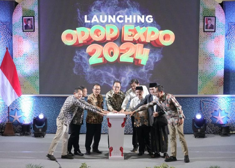 Pembukaan gelaran One Pesantren One Product Expo 2024 di Royal Plaza Surabaya.