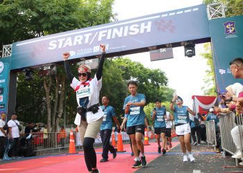 Para peserta Surabaya Pahlawan Run 2024 memasuki garis finish di Balai Kota.