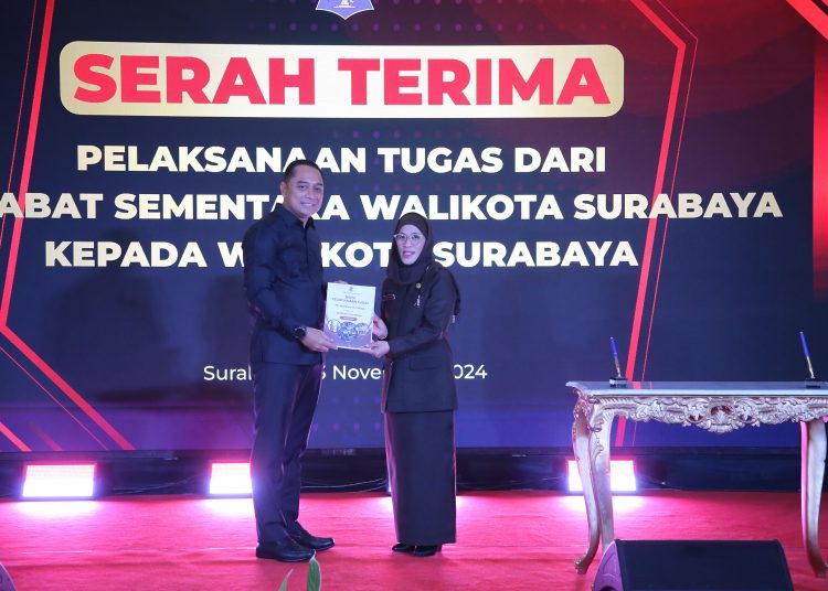 Serah terima pelaksanaan tugas dari Pjs Wali Kota Surabaya, Restu Novi Widiani kepada Wali Kota Surabaya Eri Cahyadi.