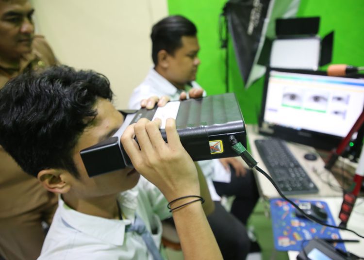 Foto dokumentasi perekaman KTP-el jemput bola yang dilakukan Dispendukcapil Surabaya kepada pelajar.