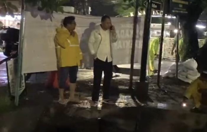 Wali Kota Surabaya Eri Cahyadi melakukan inspeksi mendadak di beberapa lokasi untuk melihat saluran air dan rumah pompa sebagai antisipasi banjir.