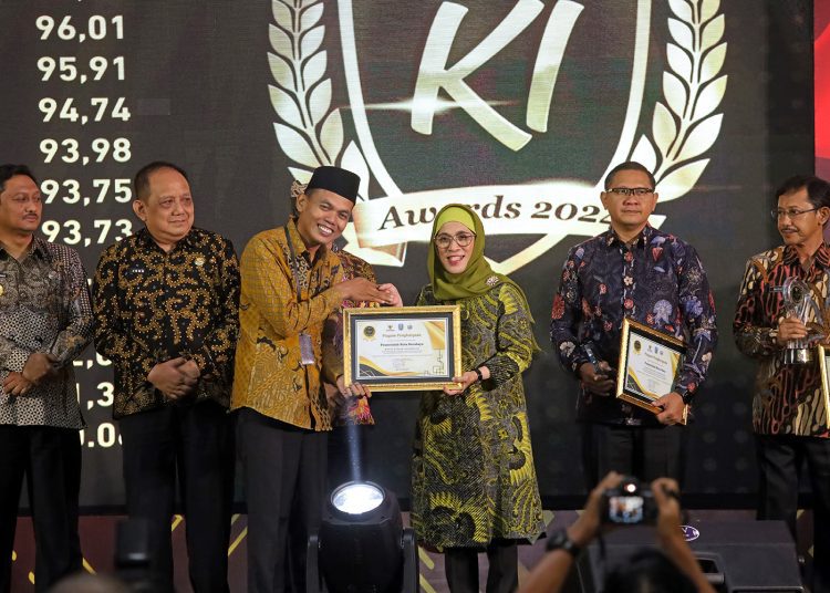 Pjs Wali Kota Surabaya, Restu Novi Widiani saat menerima penghargaan Badan Publik Informatif Kategori Pemerintah Kabupaten/Kota, dalam acara “KI Jatim Awards 2024” di Grand Swiss-Belhotel, Jalan Darmo, Surabaya.