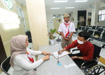 Salah satu pelayanan di Pemkot Surabaya yang para ASN-nya mengenakan pakaian bertemakan perjuangan untuk menyambut Hari Pahlawan.