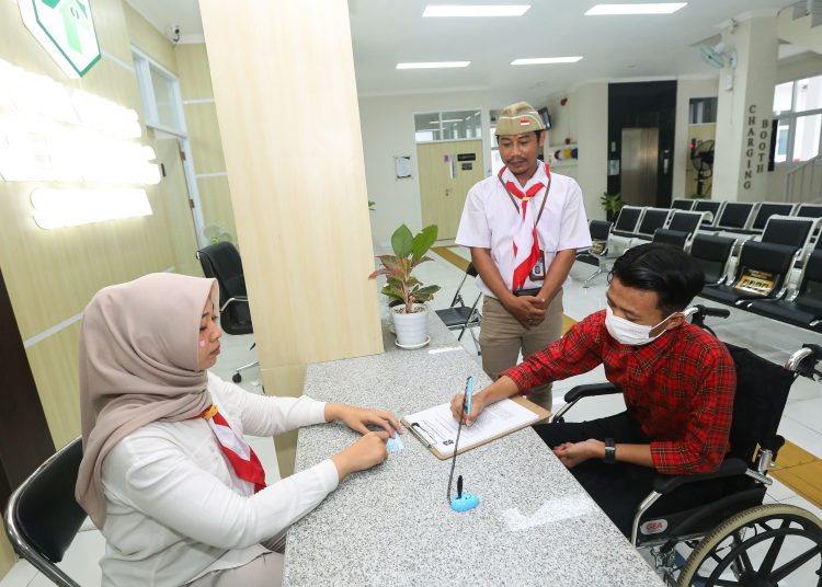 Salah satu pelayanan di Pemkot Surabaya yang para ASN-nya mengenakan pakaian bertemakan perjuangan untuk menyambut Hari Pahlawan.