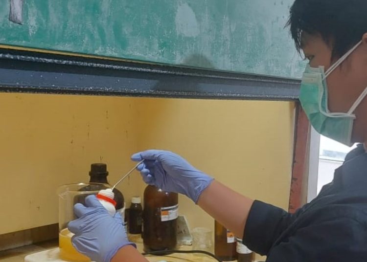 Muhammad ketika melakukan tahap sintesis keratin pada bulu bebek di laboratorium.