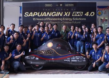 Para anggota dari tim Sapuangin ITS bersama Dosen Pembimbing UKM Otomotif ITS Dr Ir Witantyo MEng Sc (kemeja hijau) usai meluncurkan mobil urban terbarunya, Sapuangin XI Evo 4.