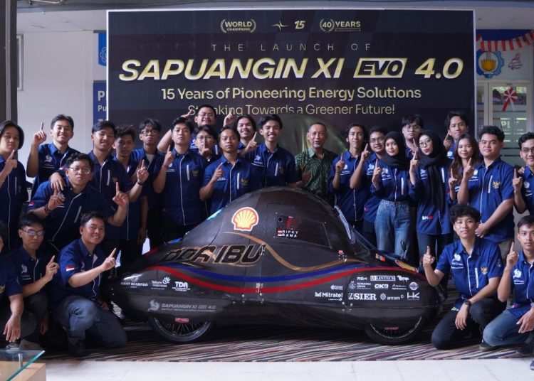 Para anggota dari tim Sapuangin ITS bersama Dosen Pembimbing UKM Otomotif ITS Dr Ir Witantyo MEng Sc (kemeja hijau) usai meluncurkan mobil urban terbarunya, Sapuangin XI Evo 4.