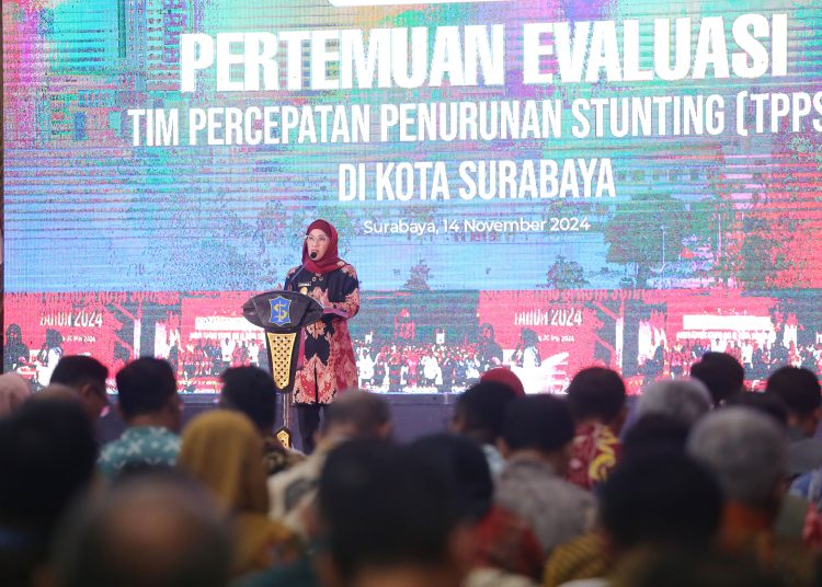 Pjs Wali Kota Surabaya, Restu Novi Widiani dalam evaluasi Tim Percepatan Penurunan Stunting (TPPS) di Graha Sawunggaling.