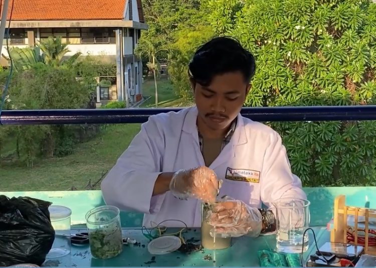 Ramadhita Putra Purnomo saat membuat campuran limbah lumpur minyak dengan nutrien dari limbah dapur untuk menghasilkan sistem bio-elektrokimia.
