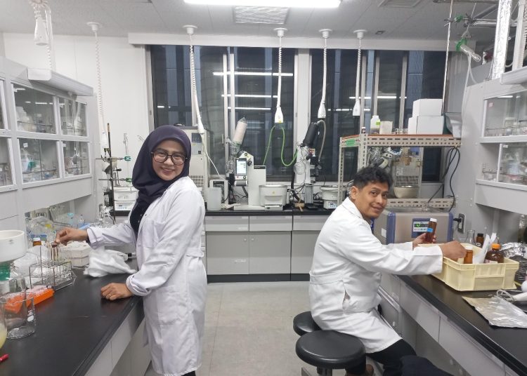 Salah satu tim peneliti ITS yang turut mendukung capaian ranking THE 2025, Sri Fatmawati SSi MSc PhD (kiri) bersama Prof Adi Setyo Purnomo SSi MSc PhD saat melakukan penelitian.