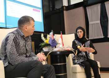 Pjs Wali Kota Surabaya Restu Novi Widiani bersama Konsulat Jendral Australia di Surabaya Glen Askew.