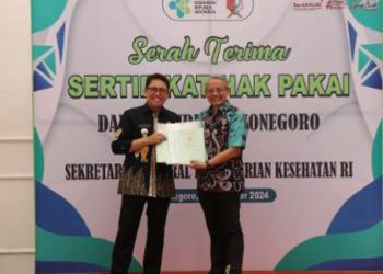 Penyerahan sertipikat hak pakai eks Akbid Bojonegoro oleh Pj Bupati Bojonegoro Adriyanto kepada Sekretaris Jenderal Kementerian Kesehatan RI, Kunta Wibawa Dasa Nugraha.