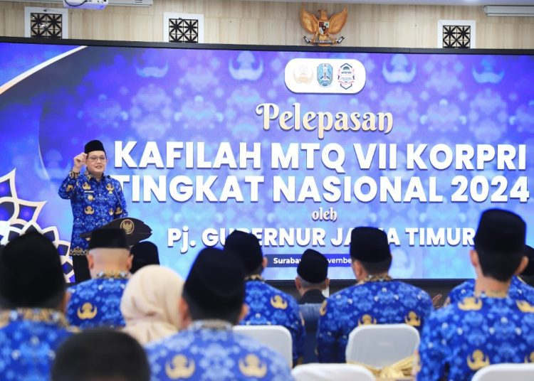 Pj Gubernur Jawa Timur Adhy Karyono pada pelepasan kontingen kafilah MTQ Korpri.