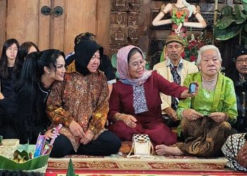 Tri Rismaharini dan Krisdayanti dalam acara Temu Budaya di Songgoriti, Batu.