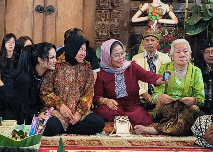 Tri Rismaharini dan Krisdayanti dalam acara Temu Budaya di Songgoriti, Batu.