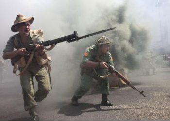 Salah satu aksi teatrikal yang ditampilkan dalam Parade Surabaya Juang 2024.