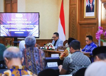Pertemuan Badan Legislatif DPR RI dengan Pemprov Jatim di gedung Negara Grahadi Surabaya.