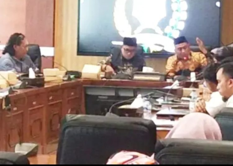 Audiensi pengaduan masyarakat terkait ganti rugi akibat dampak Bendungan Karangnongko di Komisi D DPRD Bojonegoro.