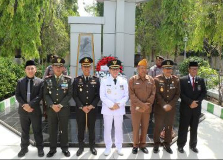 Pj Bupati Bojonegoro Adriyanto berfoto bersama usai upacara peringatan Hari Pahlawan.