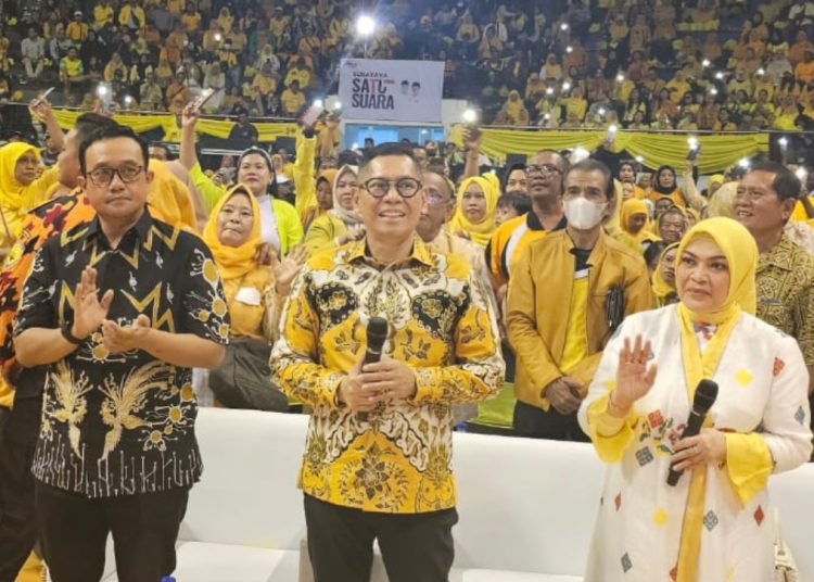 Wakil Ketua DPR RI Adies Kadir dalam silaturahmi dengan ribuan relawannya di Jawa Pos Arena.