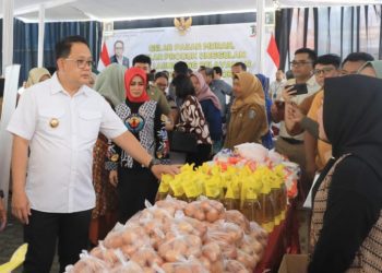 Pj Gubernur Jatim Adhy Karyono mengunjungi salah satu stand pasar murah di kantor Disperindag Jatim Jalan Siwalankerto Utara II No.42 Wonocolo, Surabaya.