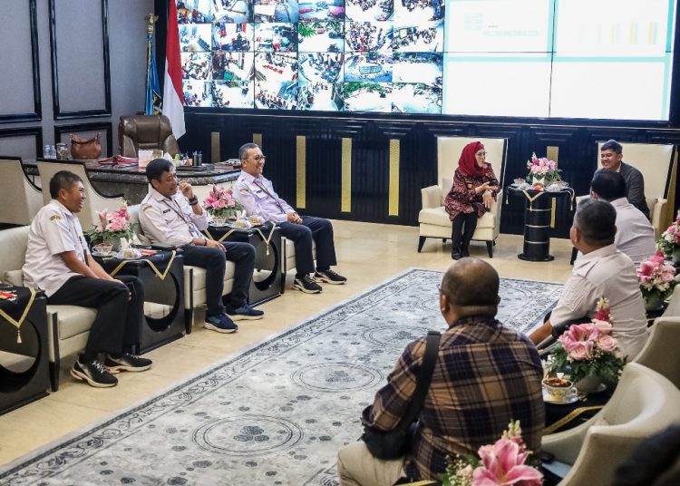 Tim juri Innovative Government Award (IGA) 2024 diterima di ruang kerja wali kota Surabaya.