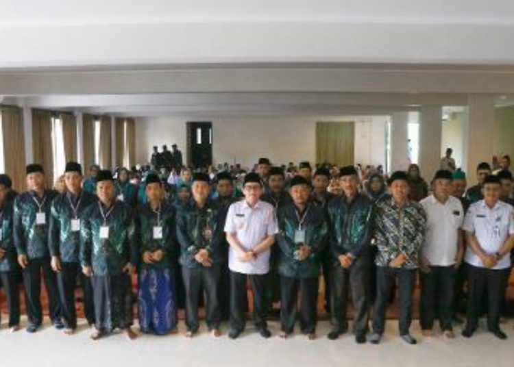 Pj Bupati Bojonegoro Adriyanto berfoto bersama di sela pembukaan Musabaqoh Tilawatil Quran di aula Masjid Al Birru Pertiwi, Kecamatan Dander.