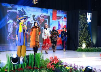Fashion show, salah satu kegiatan yang ditampilkan dalam Batik Fashion Fair di Grand City Exhibition Hall Surabaya.