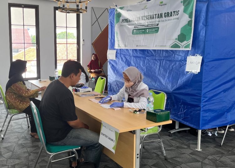 Pemeriksaan kesehatan gratis yang diselenggarakan di kantor cabang Pegadaian Madiun.