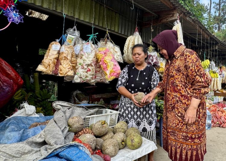 Tri Rismaharini saat berada di kawasan wisata Trawas, Mojokerto.
