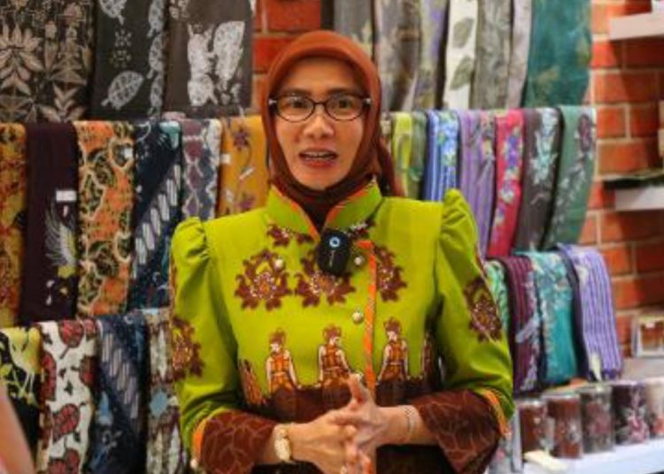 Pj Ketua Dekranasda Bojonegoro Dian Adiyanti Adriyanto saat di Batik Fashion Fair 2024 di Exhibition Hall Grand City Surabaya.