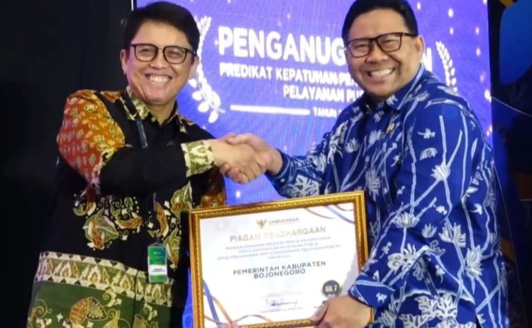 Pj Bupati Bojonegoro Adriyanto menerima penghargaan dari Ombudsman RI atas prestasi Pemkab Bojonegoro yang menduduki nilai terbaik ke-5 tingkat nasional untuk predikat Kepatuhan Penyelenggaraan Pelayanan Publik tahun 2024 kategori kabupaten.