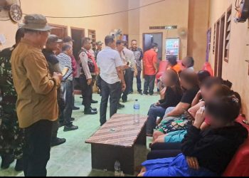 Para wanita yang dievakuasi dari rumah kosong di Benowo didata di kantor Satpol PP Surabaya.