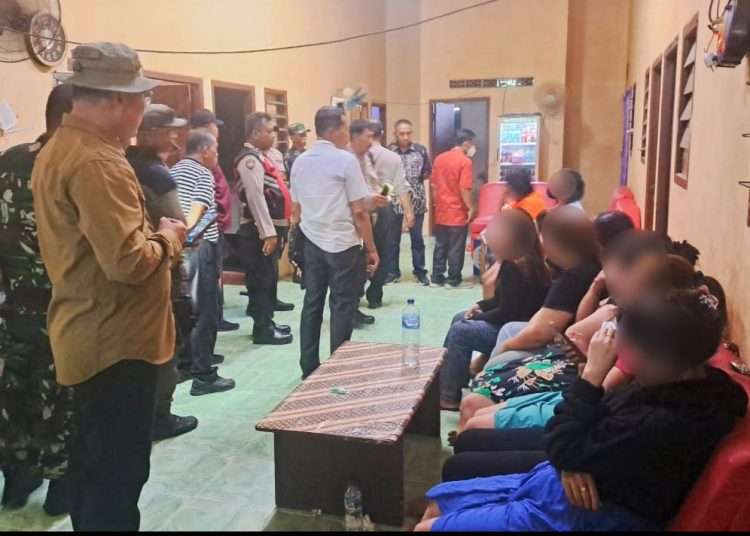 Para wanita yang dievakuasi dari rumah kosong di Benowo didata di kantor Satpol PP Surabaya.